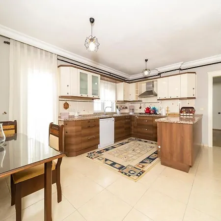 Cozy And Spacious Flat With Balcony And Walking Distance To Konyaalti Beach In Konyaalti *