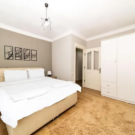 Cozy And Spacious Flat With Balcony And Walking Distance To Konyaalti Beach In Konyaalti Αττάλεια