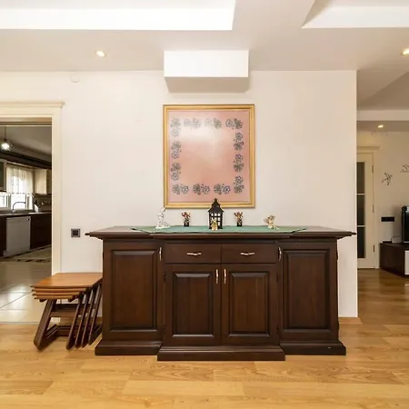 Cozy And Spacious Flat With Balcony And Walking Distance To Konyaalti Beach In Konyaalti Διαμέρισμα *