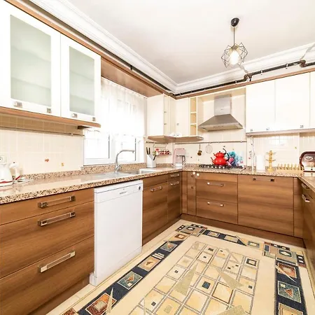 Cozy And Spacious Flat With Balcony And Walking Distance To Konyaalti Beach In Konyaalti