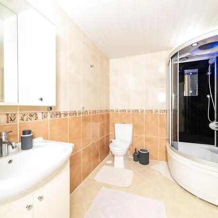 Cozy And Spacious Flat With Balcony And Walking Distance To Konyaalti Beach In Konyaalti Διαμέρισμα